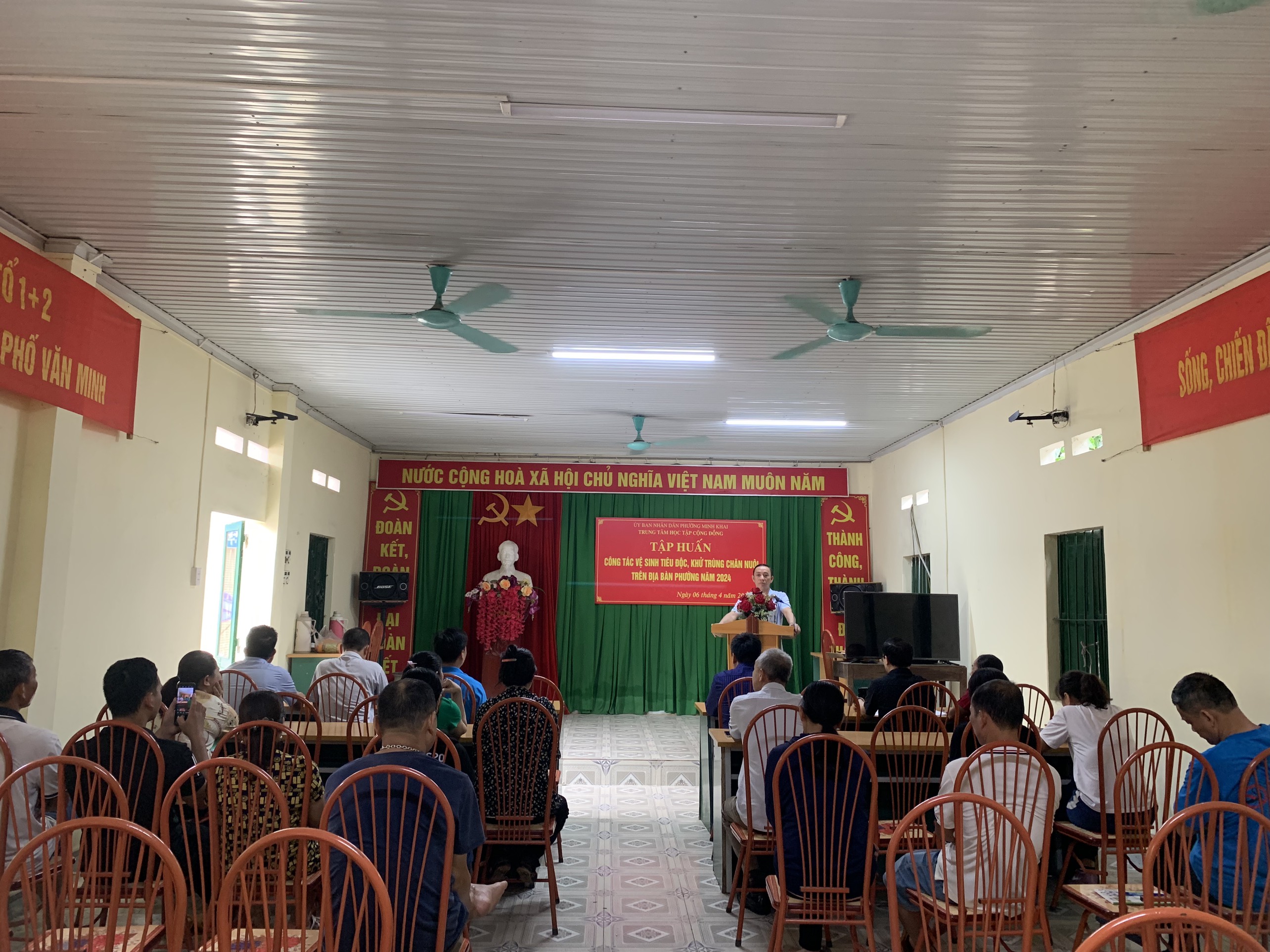 Trung tâm học tập cộng đồng phường Minh Khai tổ chức tập huấn công tác vệ sinh tiêu độc, khử trùng chăn nuôi