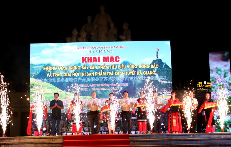 Lễ Khai mạc “Không gian trưng bày sản phẩm OCOP, sản phẩm tiêu biểu vùng Đông Bắc và trao giải Hội thi sản phẩm Trà Shan tuyết Hà Giang