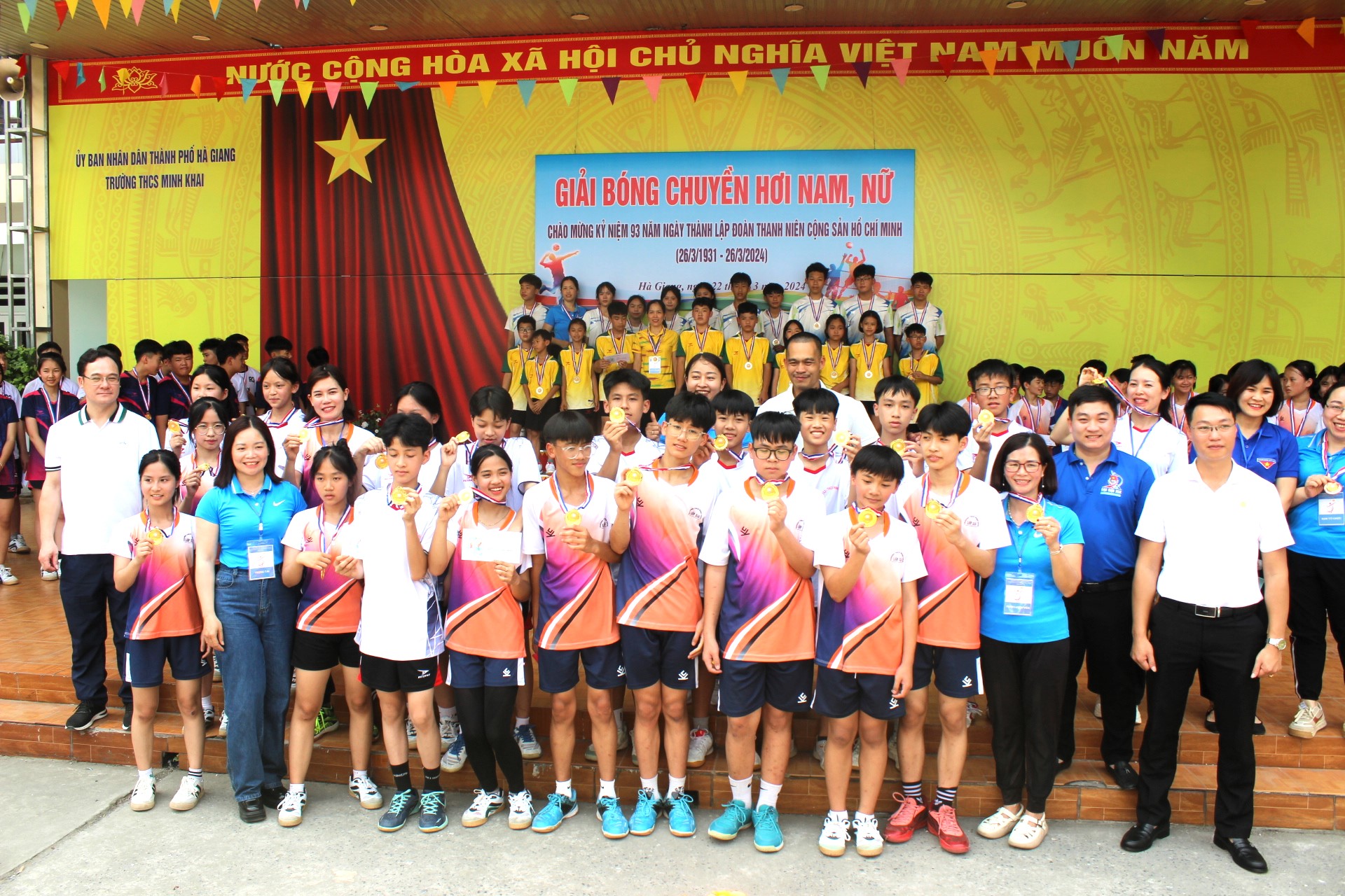 Trường THCS Minh Khai tổ chức giải bóng chuyền hơi kỷ niệm 93 năm Ngày thành lập Đoàn Thanh niên Cộng sản Hồ Chí Minh