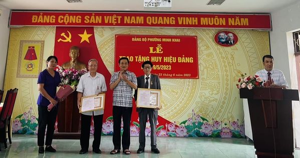 Phường Minh Khai tổ chức Lễ trao tặng Huy hiệu Đảng đợt 19/5/2023
