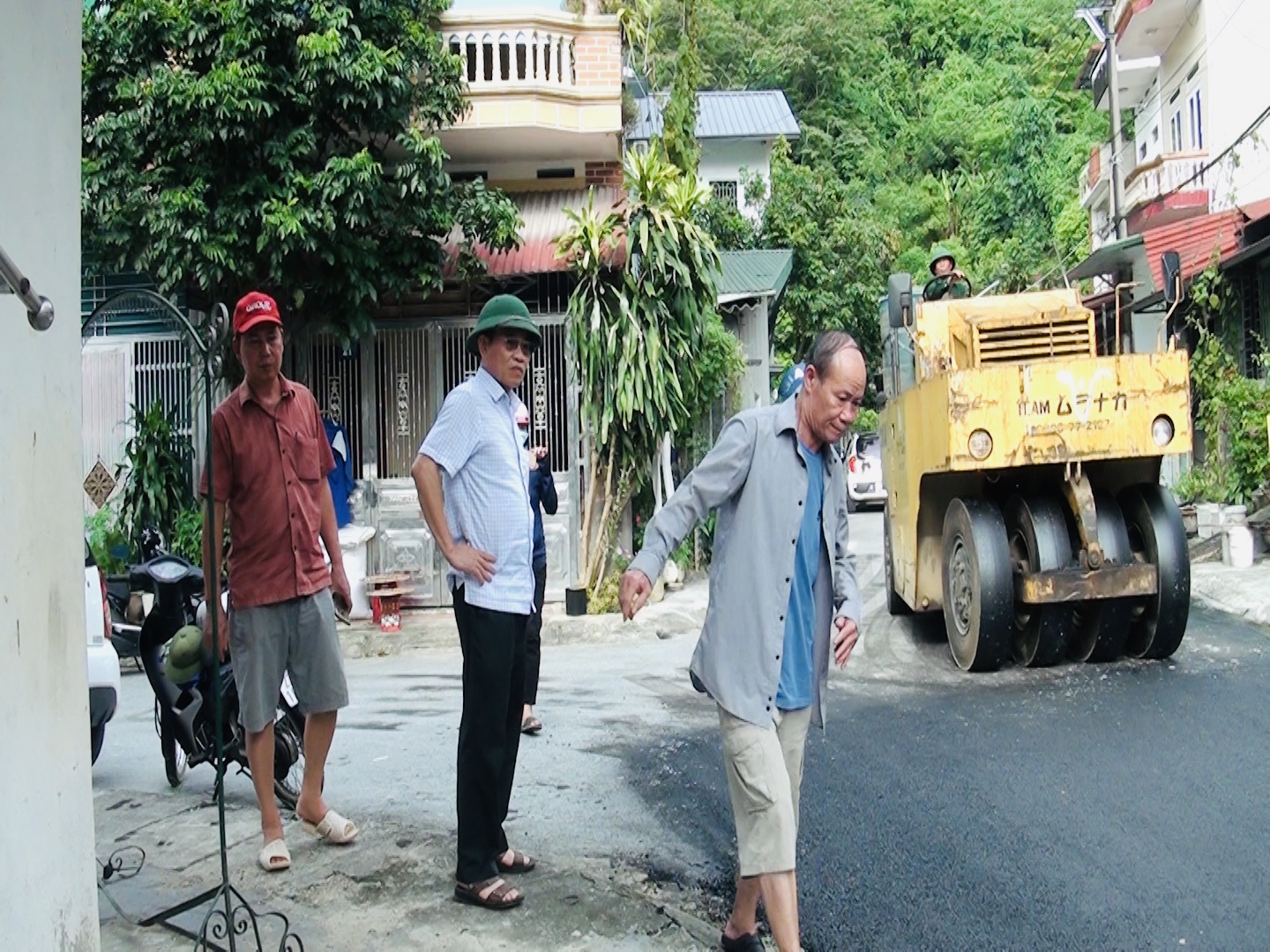 Nhân dân tổ 4, phường Minh Khai xã hội hóa nâng cấp, chỉnh trang tuyến đường