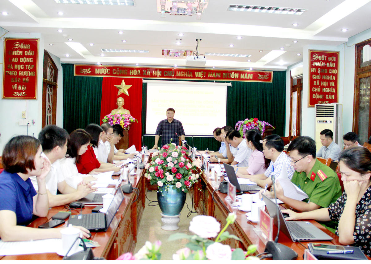Phó Chủ tịch Thường trực UBND tỉnh Hoàng Gia Long kiểm tra cải cách hành chính tại thành phố Hà Giang